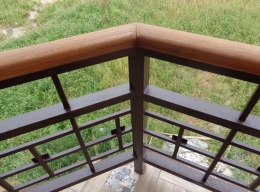 Ограждение балкона металлическое, с деревянным поручнем